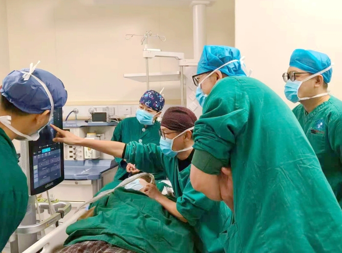 田野主任带领团队进行可视化操作 田野主任带领团队进行可视化操作