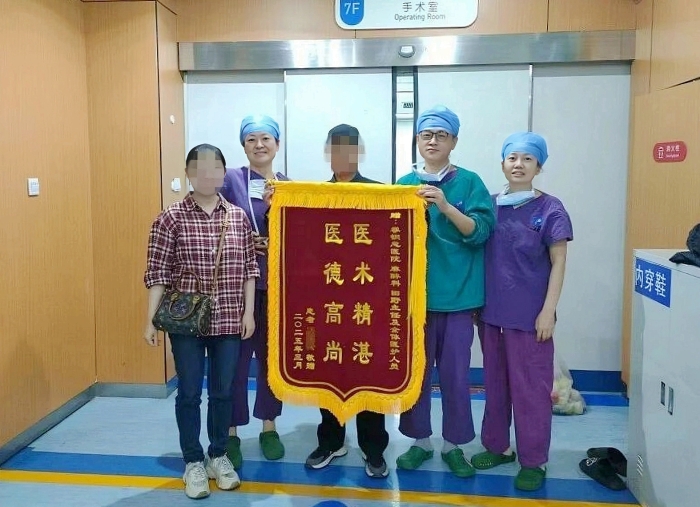 严重心脏三支病变患者康复出院后送来致谢锦旗 严重心脏三支病变患者康复出院后送来致谢锦旗