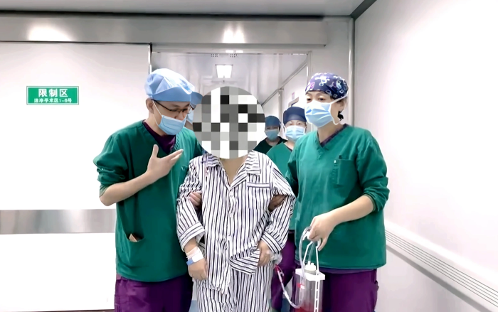 患者全麻肺部手术后步行走出手术室 患者全麻肺部手术后步行走出手术室